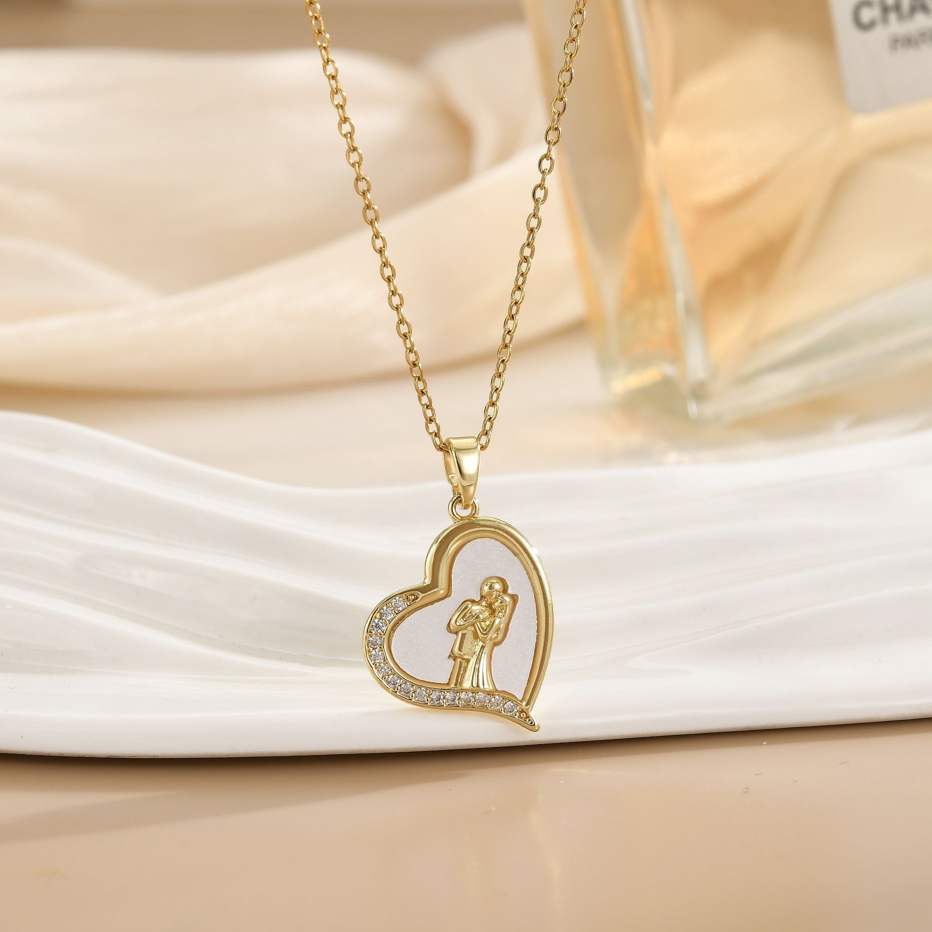 European And American Fashion Special-interest Love Fritillary Shape Design Pendant Clavicle Chain Female