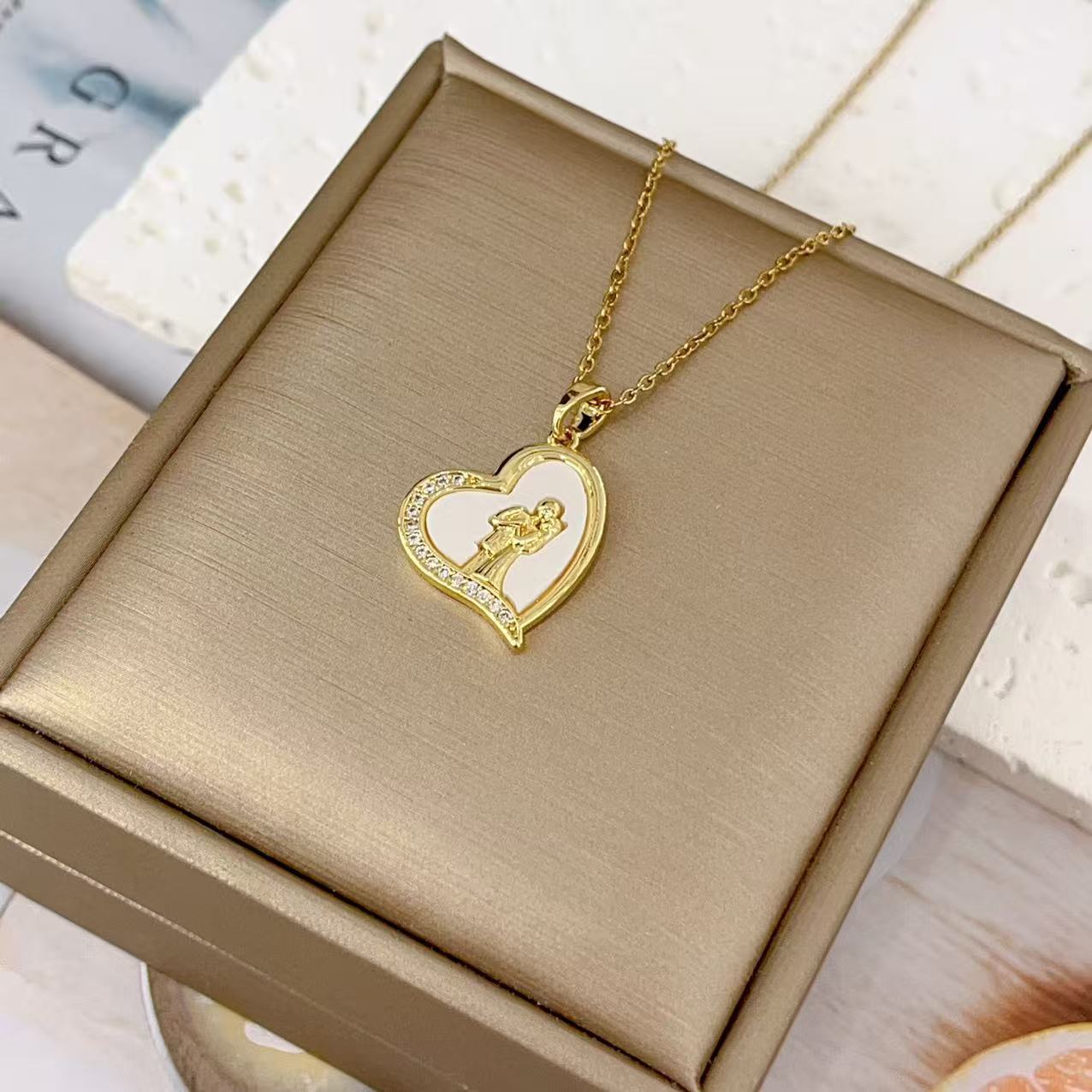 European And American Fashion Special-interest Love Fritillary Shape Design Pendant Clavicle Chain Female