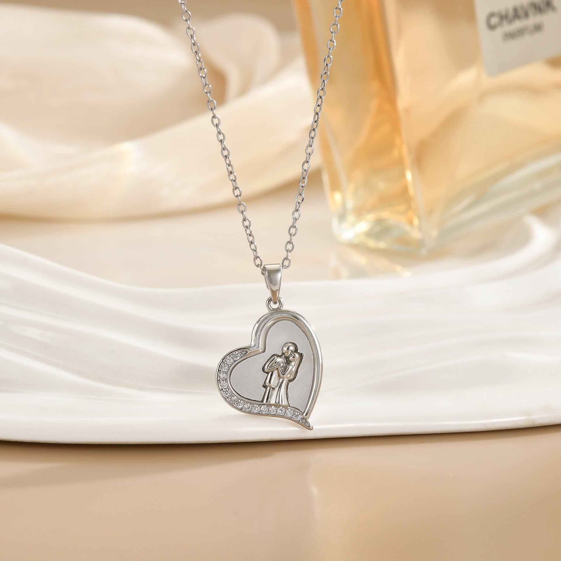 European And American Fashion Special-interest Love Fritillary Shape Design Pendant Clavicle Chain Female